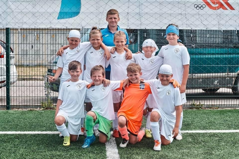 Vīrietis un bērnu futbola komanda
