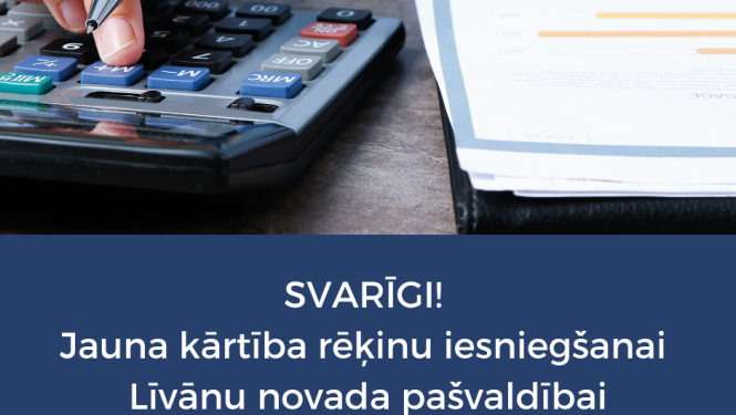 kalkulators un roka, kas ar  to strādā