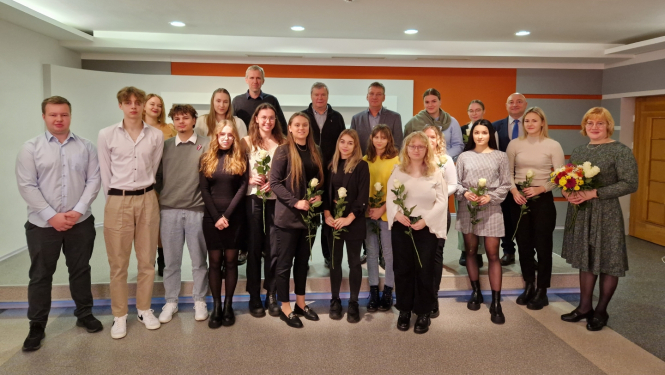 Stipendiju pasniegšanas ceremonija - 17 jaunieši kopā ar stipendiju mecenātiem