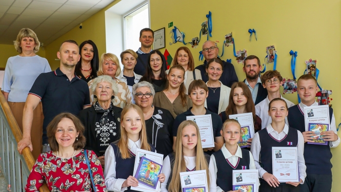 daudz cilvēku stāv uz kāpnēm ar diplomiem