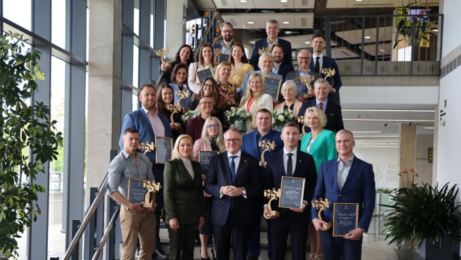 dadz cilvēki ar diplomiem stāv uz kāpnēm