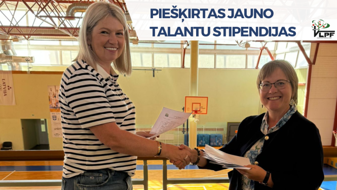 divas sievietes pasniedz viena otrai baltas papīra lapas