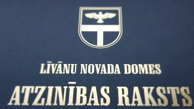 teksts uz zila fona