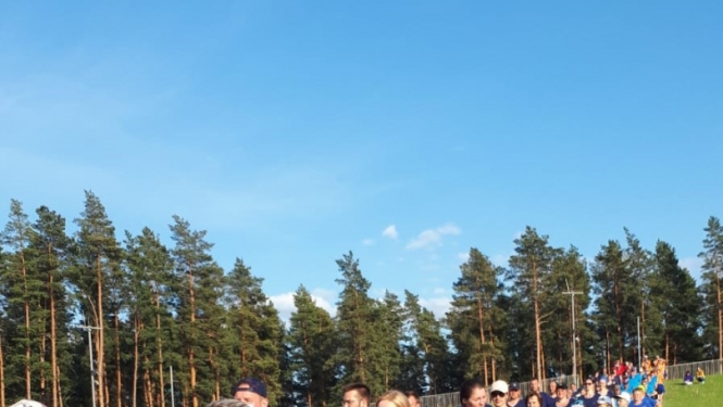 dejotāji stāv rokās sadevušies