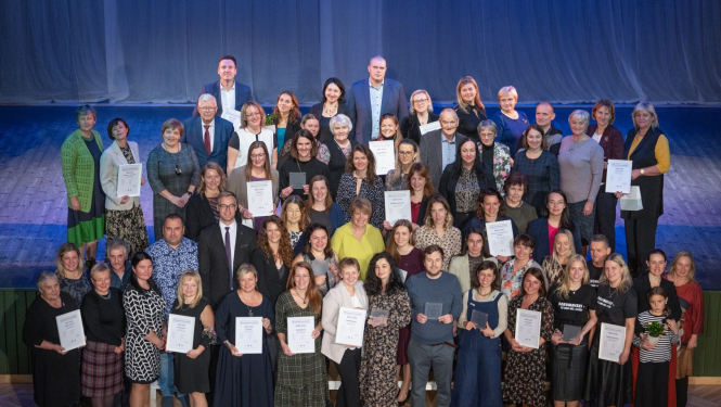 daudz cilvēku ar diplomiem