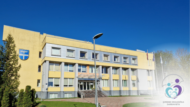 dzeltena ēka vasarā