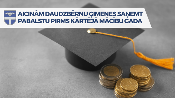 studenta melnā cepure un monētas blakus