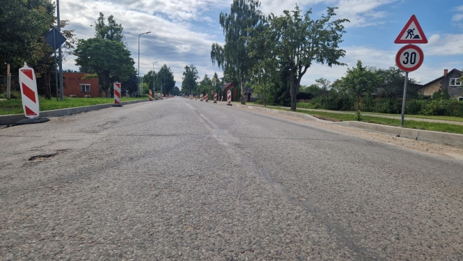 ceļs ar ceļa zīmēm malās par remontu