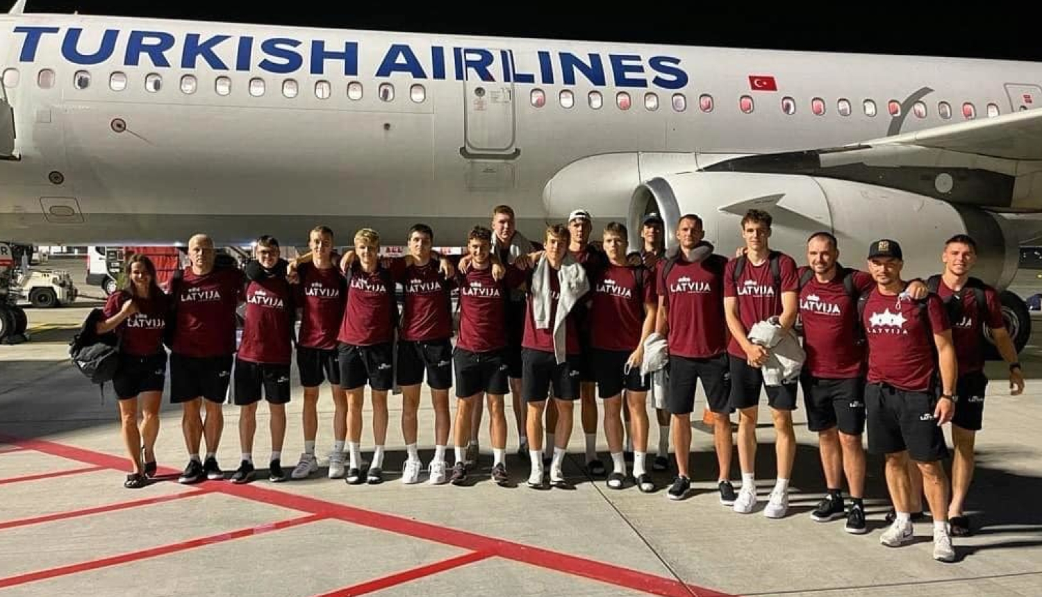 U18 izlases basketbolisti pie lidmašīnas