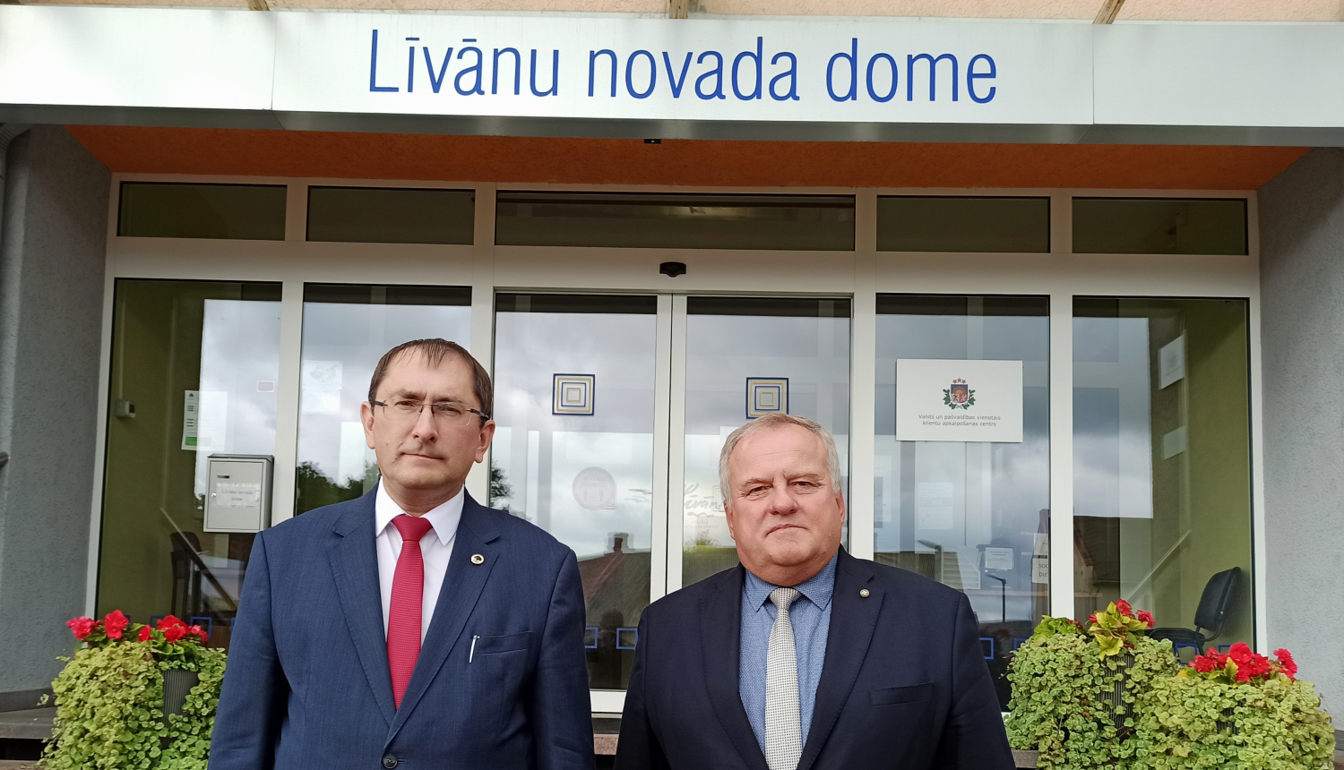 Satiksmes ministrs un domes priekšsēdētājs pie Līvānu novada domes ieejas