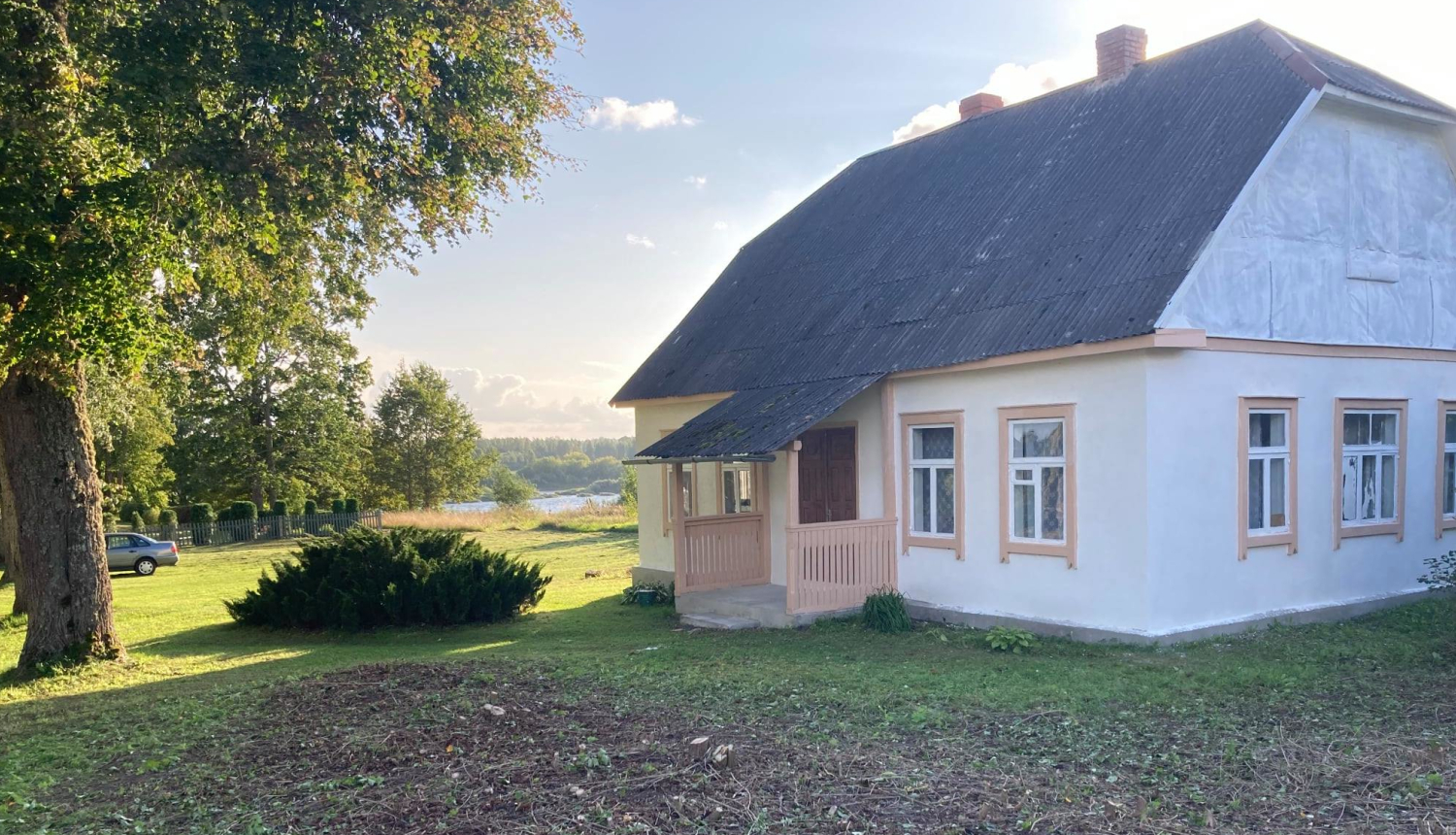 Lauku māja un Koks pie tās