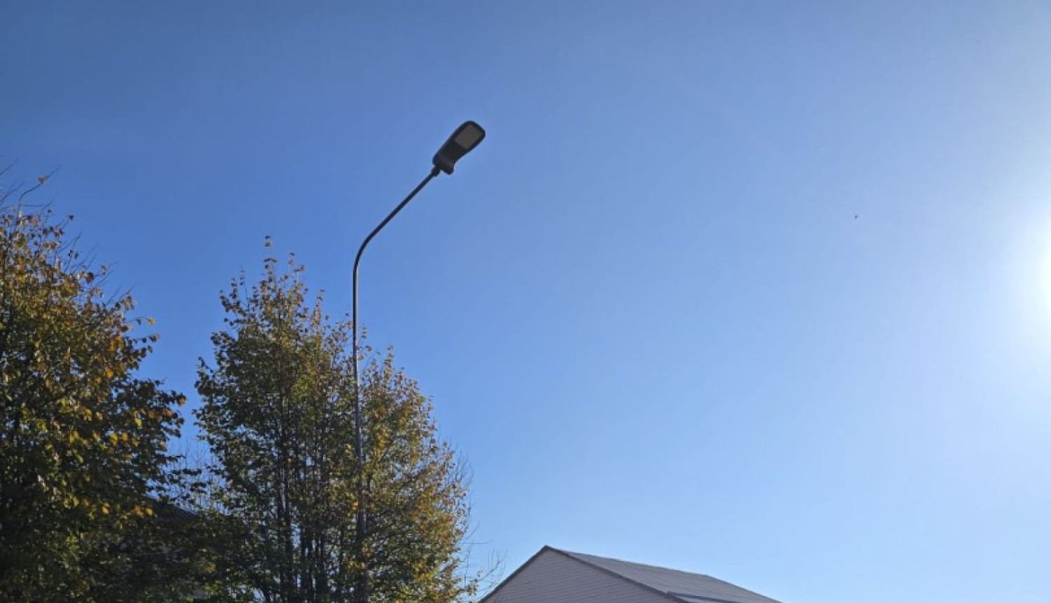 pacēlājs pie laternu staba