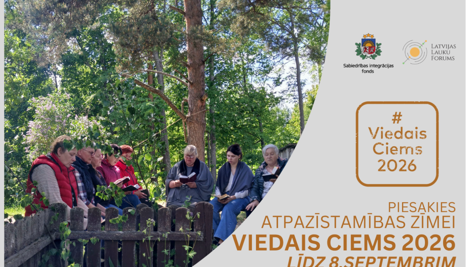 daudzas sievietes dzied no grāmatām dabā