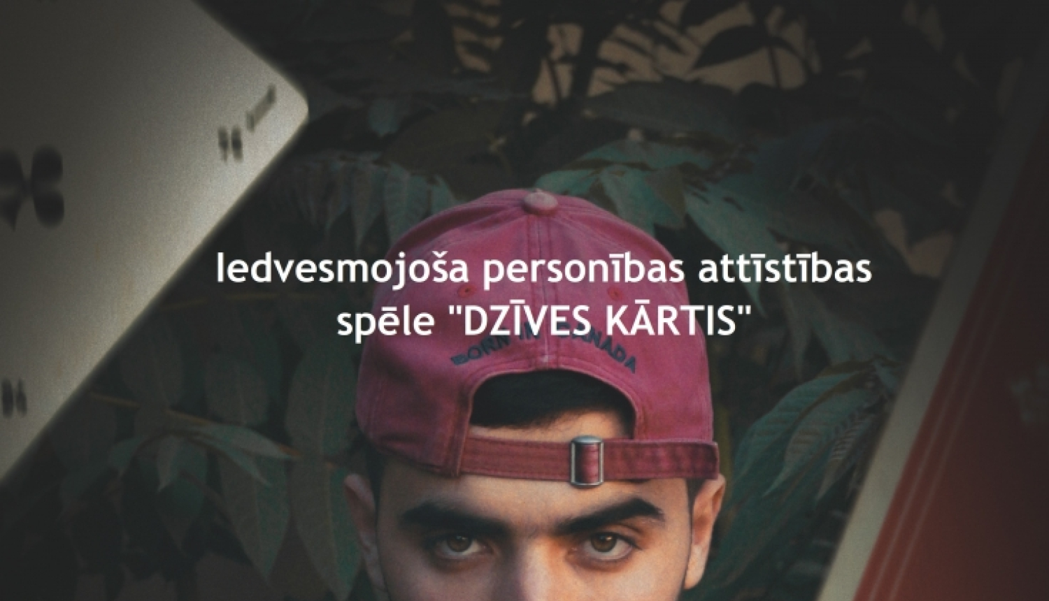 vīrietis met kārtis