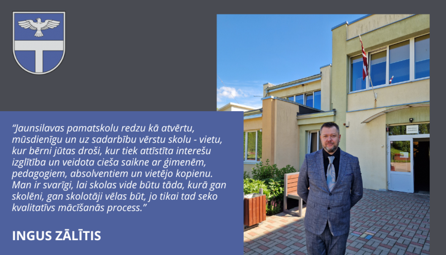 vīrietis stāv pie eķas uzvalkā