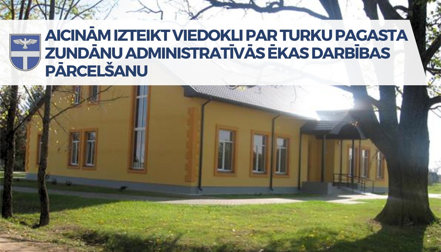 dzeltena ēka kokos