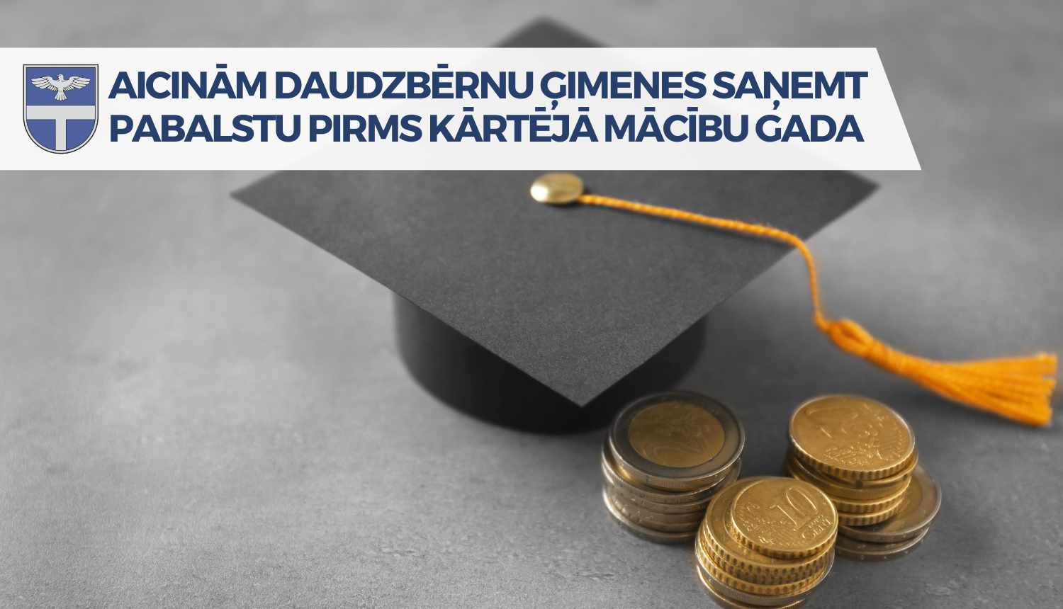 studenta melnā cepure un monētas blakus