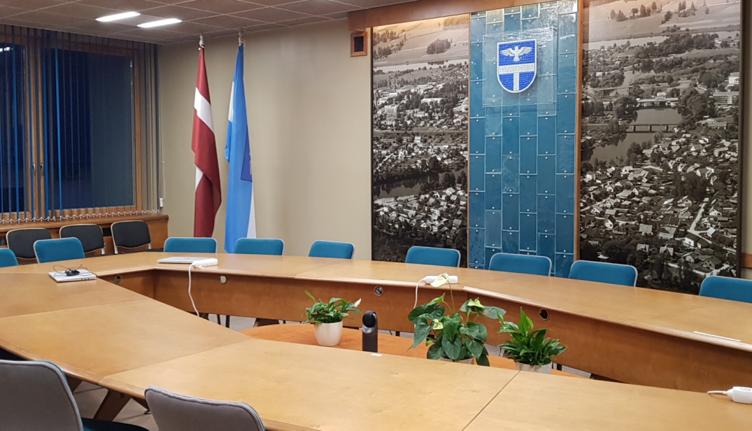 apaļš galds un krēsli apkārt