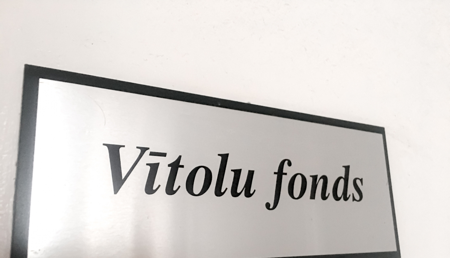 Durvju šilte ar uzrakstu