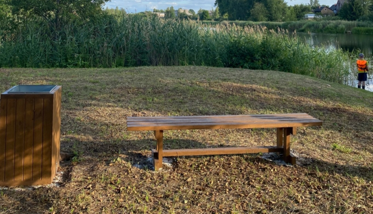 soliņš un miskaste pie ezera