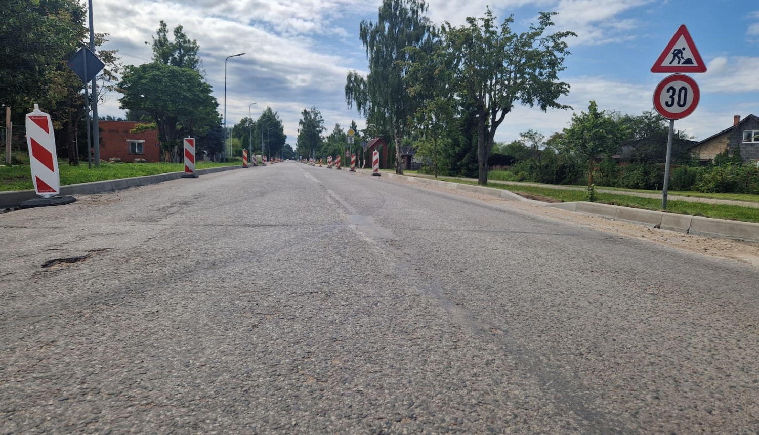 ceļs ar ceļa zīmēm malās par remontu