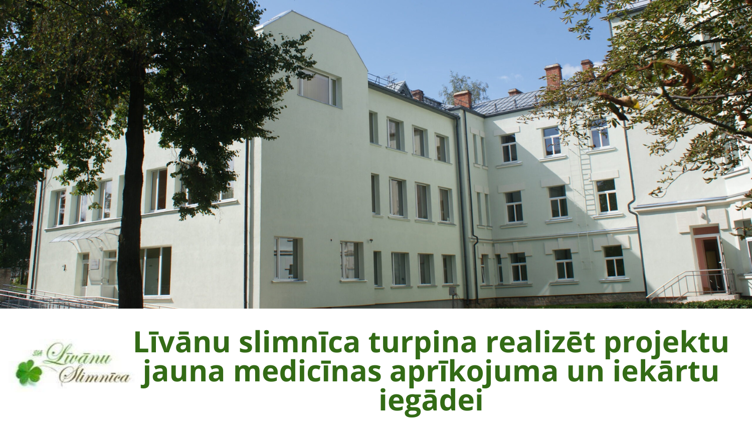 gaiši zaļa ēka vasarā