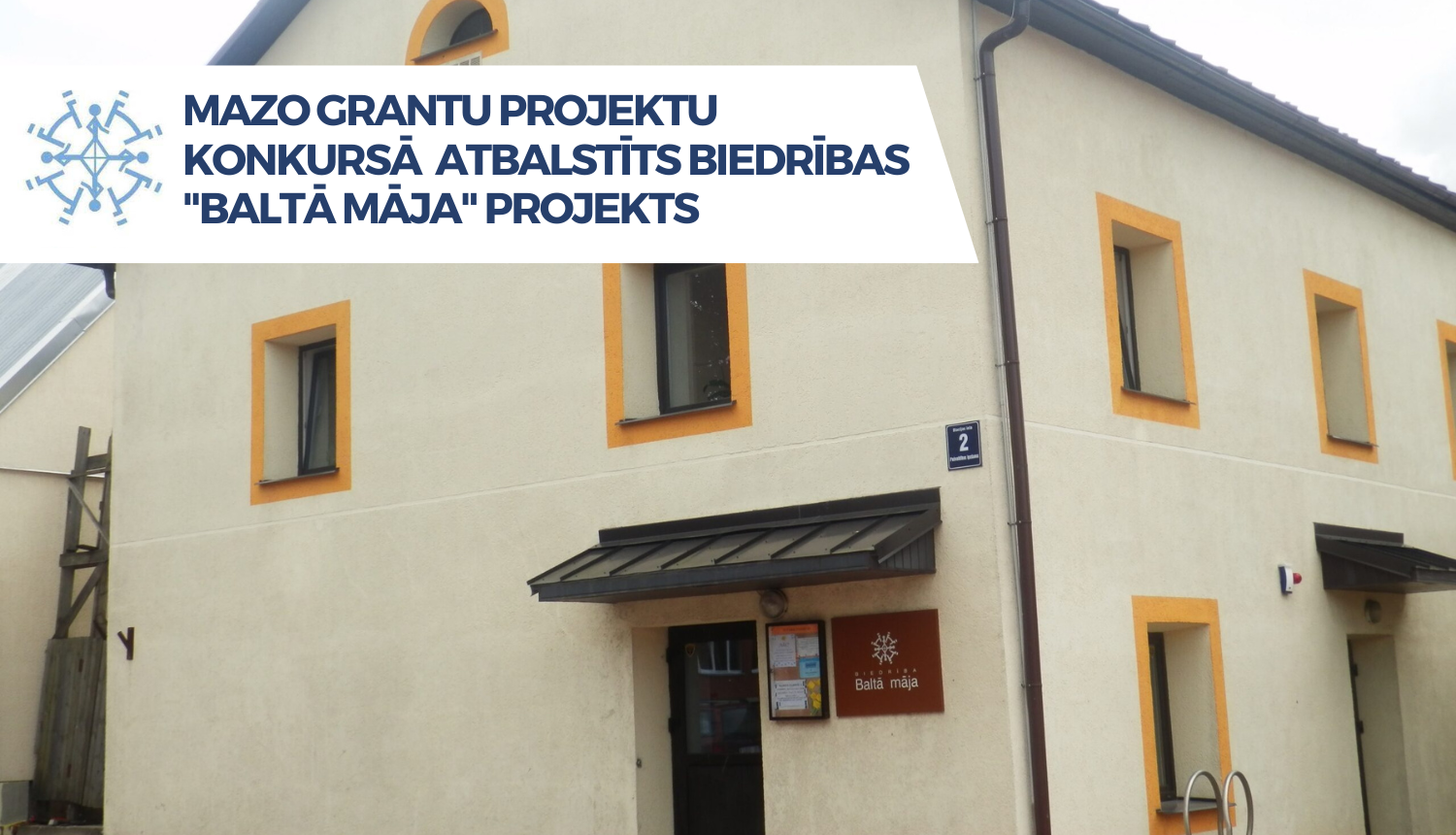 DZELTENA ĒKA VASARĀ