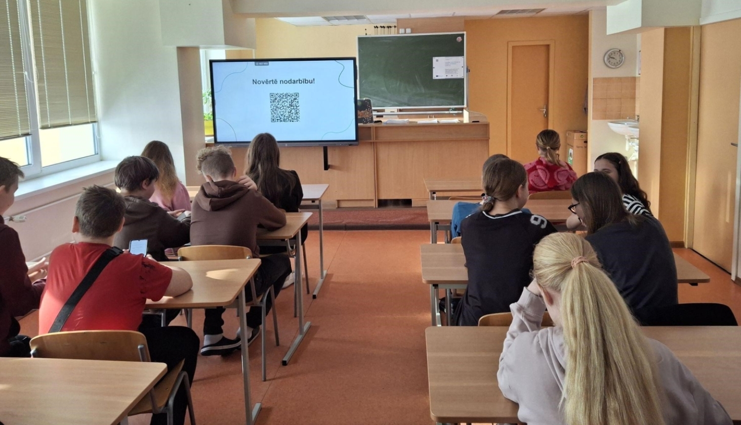 jaunieši skolā