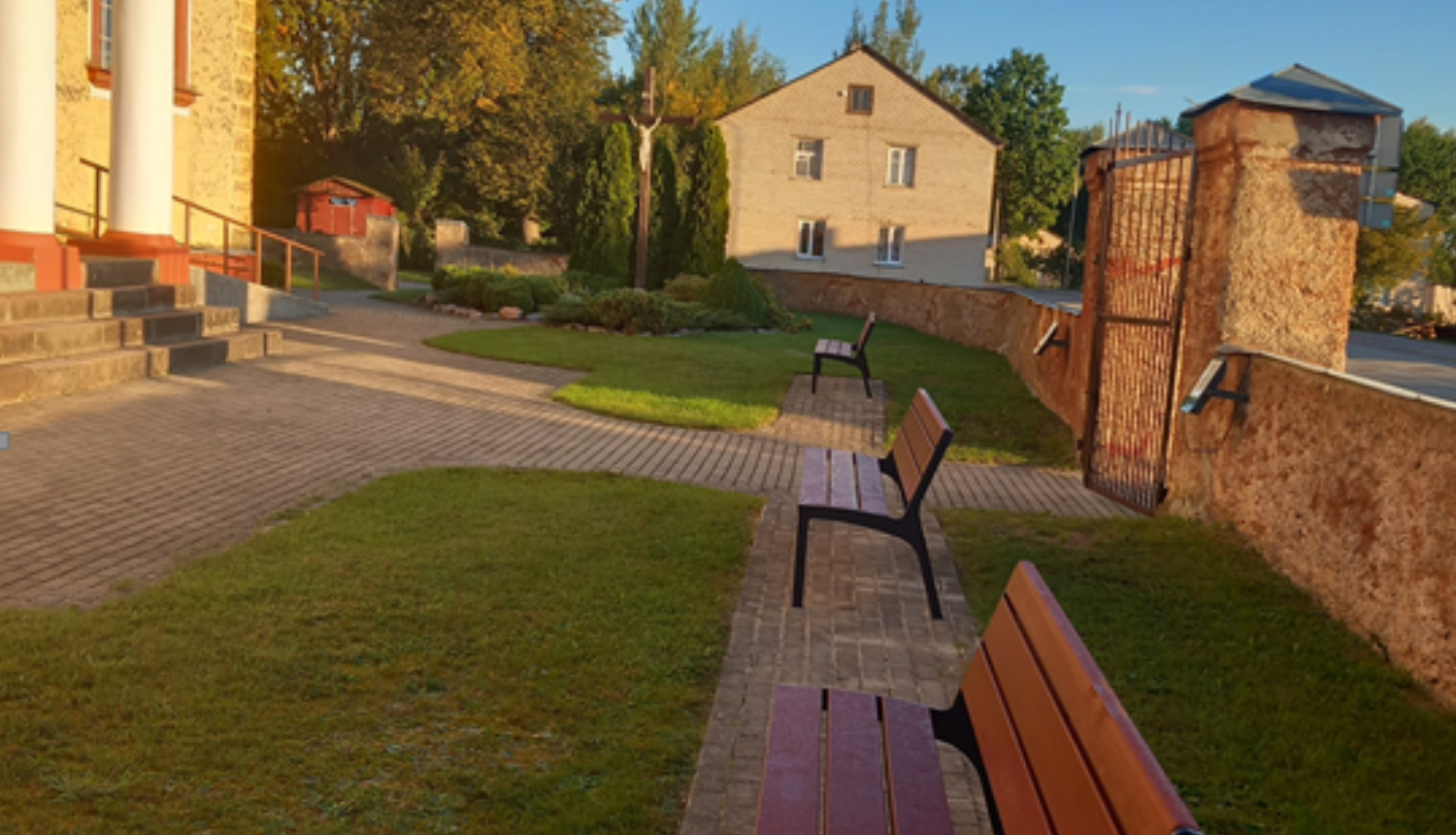 Trīs soliņi pie baznīcas