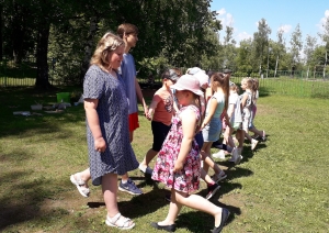 Bērni iet rotaļā