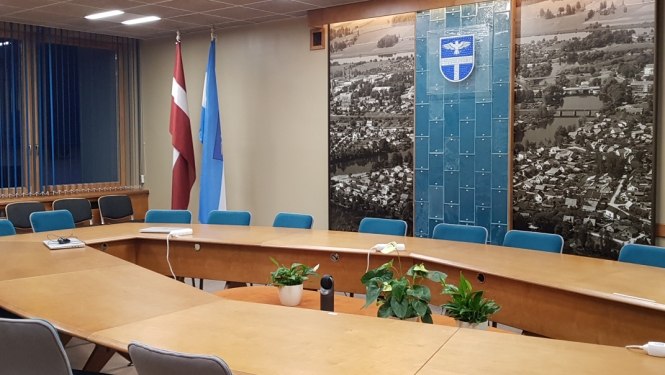 apaļš galds un krēsli apkārt