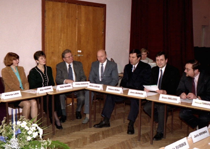 Foto: 2000. gada 3. janvārī notika pirmā jaunizveidotā Līvānu novada sēde, uz kuru sanāca 25 deputāti