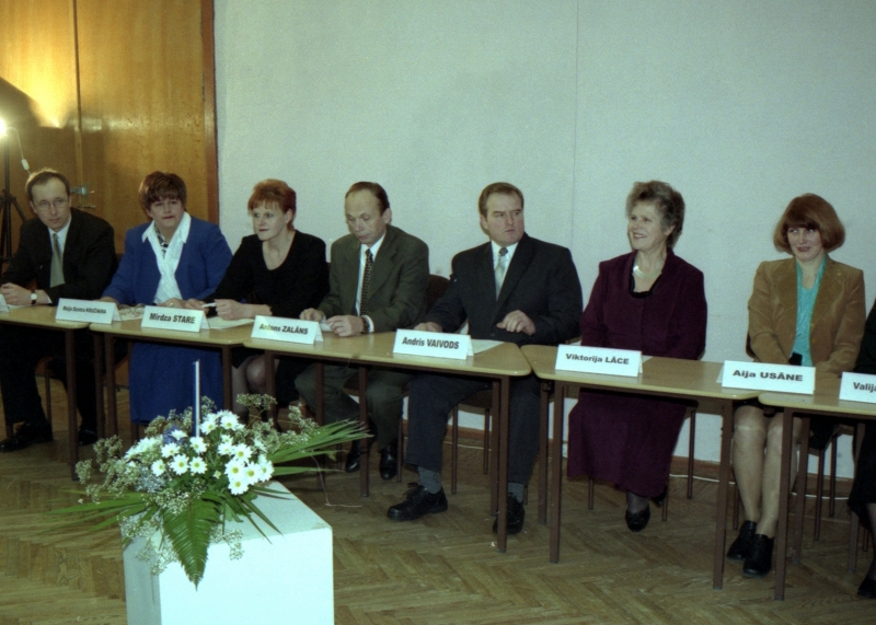 Foto: 2000. gada 3. janvārī notika pirmā jaunizveidotā Līvānu novada sēde, uz kuru sanāca 25 deputāti