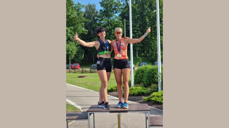 Divas sievietes uz piedestāla