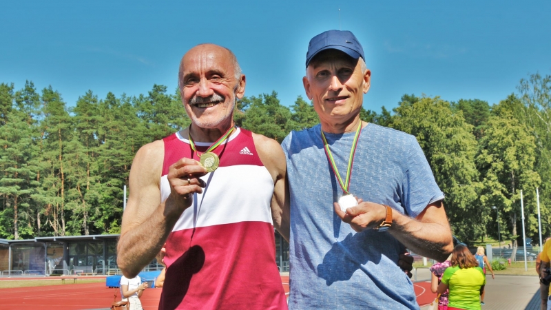 Divi vīrieši ar medaļām