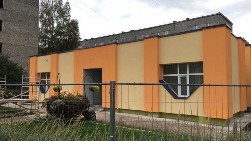 Vienstāvu ēka oranžā krāsā