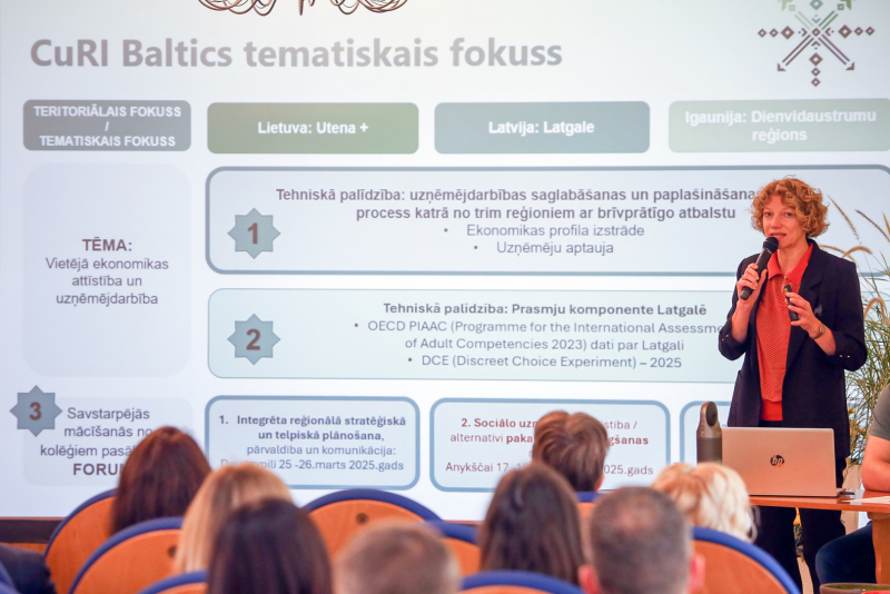sieviete prezentāciju rāda