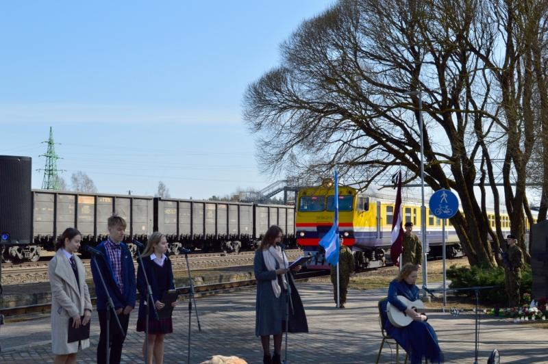 Cilvēki pie dzelzceļa 