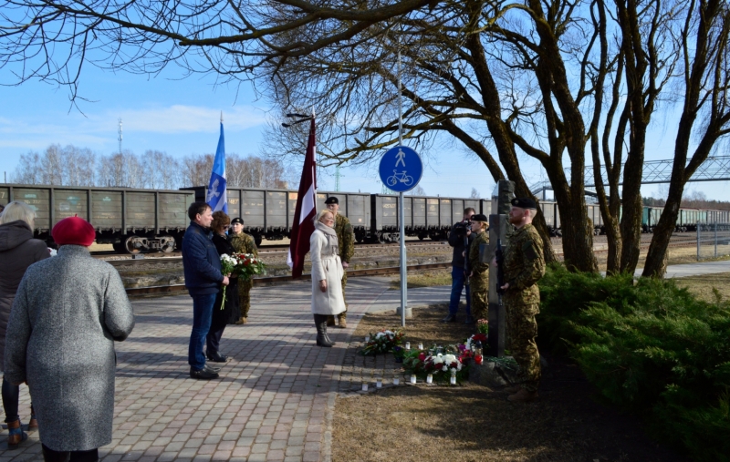 Cilvēki pie pieminekļa