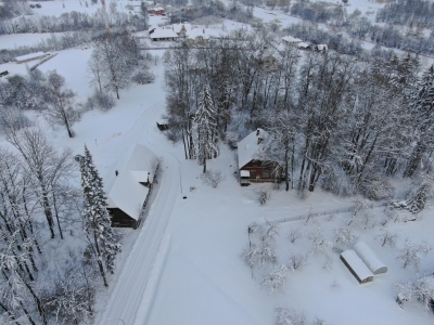 Divas mājas apsnigušas ar sniegu