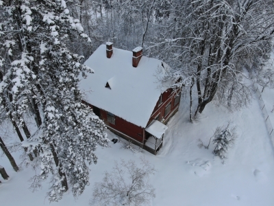 Māja apsnigusi ar sniegu