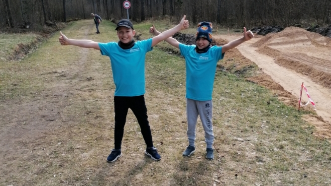 divi puikas Gŗivas parkā