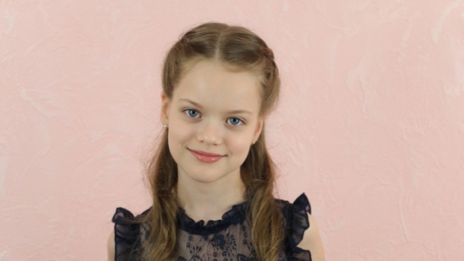 D.Lovčinovska ar konkursa laureātes diplomiem