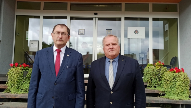 Satiksmes ministrs un domes priekšsēdētājs pie Līvānu novada domes ieejas