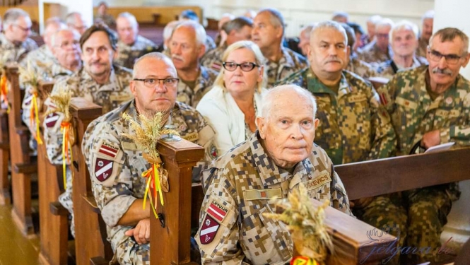 Zemessargi formās baznīcā