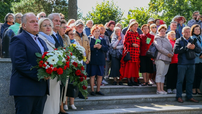 Cilvēki stāv uz pakāpieniem
