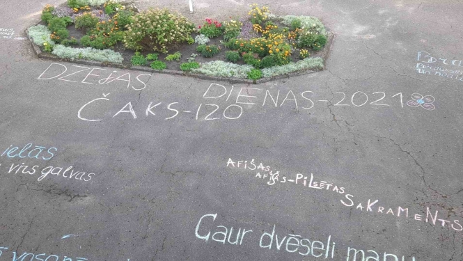 Ar krītu rakstīts uz asfalta