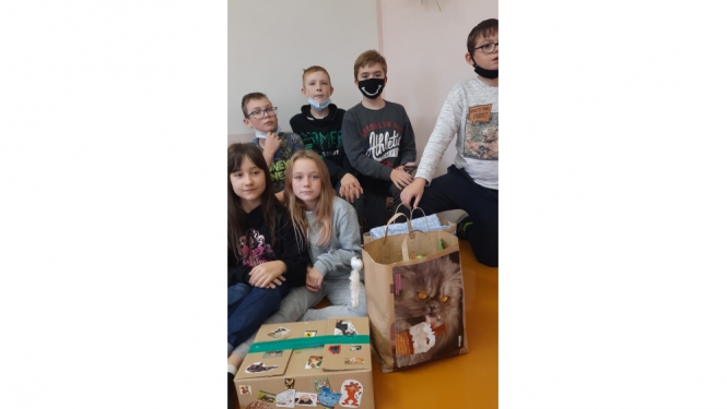 Bērni ar dāvanu maisiem
