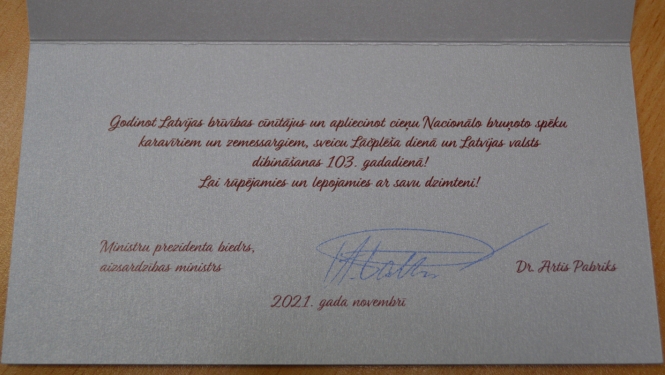 Apsveikuma teksts uz sudrabaina fona