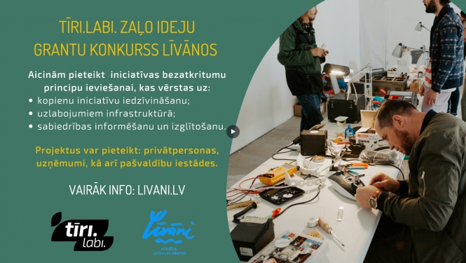 Afiša par konkursu, fonā cilvēks lobē un divi sarunājas